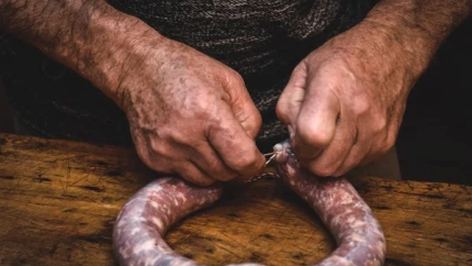 Un hombre prepara longanizas en una matanza tradicional