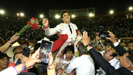 Andrés Roca Rey en su salida a hombros del coso limeño de Acho