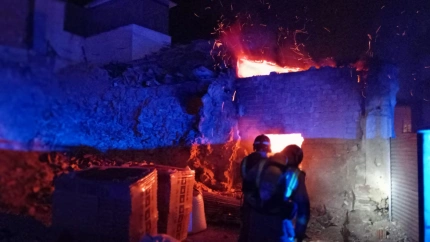 Bomberos sofocan el incendio de la vivienda esta madrugada en Lorca