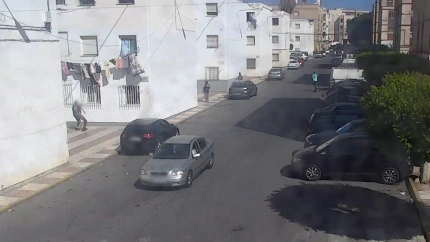 Imagen en la que se ve al individuo trasladando el cadáver