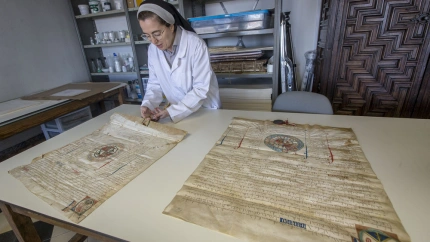 María Dolorez Díaz de Miranda, en el proceso de restauración de un documento histórico