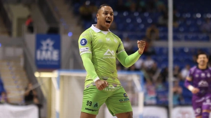 Alisson celebra uno de sus goles ante el Semey