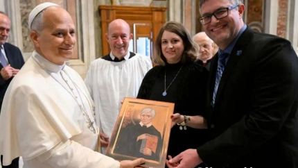 El Papa León XIV recibiendo una imagen del cardenal Newman