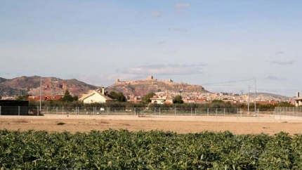 Vista de la pedanía lorquina de Cazalla, una de las afectadas por los mapas de flujo preferente, con el castillo al fondo