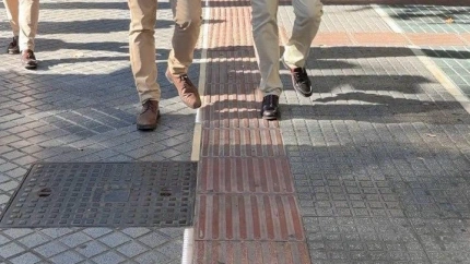 Suelo podotáctil con tiras led