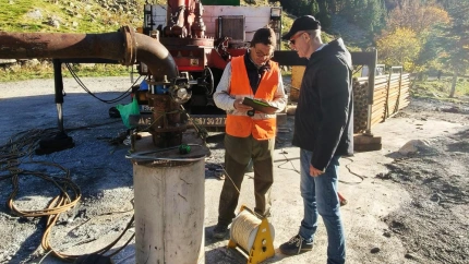 El alcalde de Benasque, Manuel Mora, presencia los trabajos de prospección en el balneario