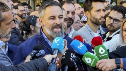 El presidente de Vox, Santiago Abascal, atiende a los medios durante su visita a Plasencia este lunes