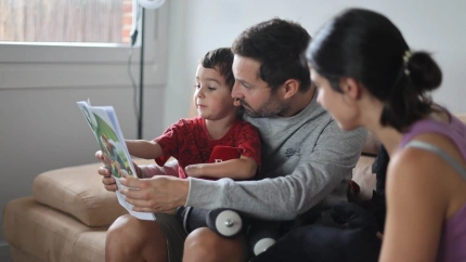 Mael, con sus padres, leyendo un cuento