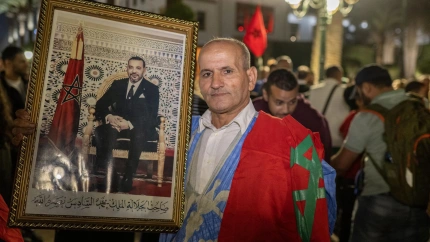 La gente ondea banderas y celebra en una calle de Rabat, Marruecos.
