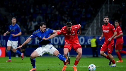 Fede Viñas y Abel Bretones disputan una pelota en El Tartiere