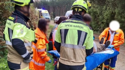 Los equipos de emergencia trasladando al hombre herido