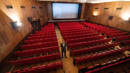 El propietario del Cine Madrigal, Juan Torres-Molina, en el mítico cine en pleno centro de Granada