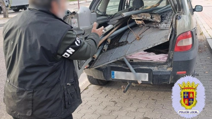 Conductor denunciado por trasportar Chatarra en su coche con el maletero abierto, sin carnet y con la ITV caducada