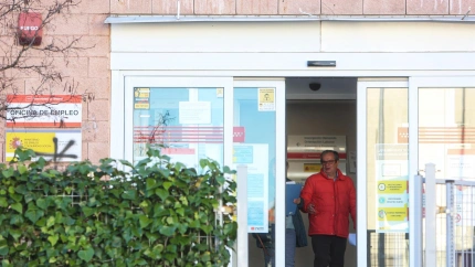 Una persona sale de la oficina del Servicio Público de Empleo Estatal