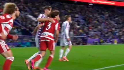 El beso del jugador del Valladolid Iván Alejo que terminó con la expulsión del defensa del Granada Diego Hormigo