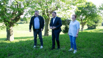 El alcalde de A Capela y el presidente de la Diputación en la parcela en donde se hará el aparcamiento