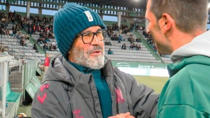 Álvaro Cervera saluda a Pablo López antes del partido en A Malata.