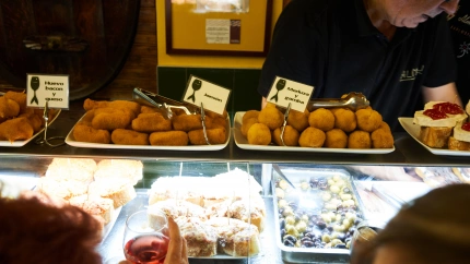 Bandejas con croquetas en un bar en Zaragoza