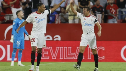SEVILLA, 23/09/2025.- El centrocampista suizo del Sevilla Djibril Sow (i) celebra con César Azpilicueta tras marcar ante el Villarreal, durante el partido de la sexta jornada de LaLiga que Sevilla FC y Villarreal CF disputan hoy martes en el estadio Sánchez-Pizjuán, en Sevilla. EFE/José Manuel Vidal