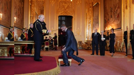 David Beckham siendo nombrado caballero