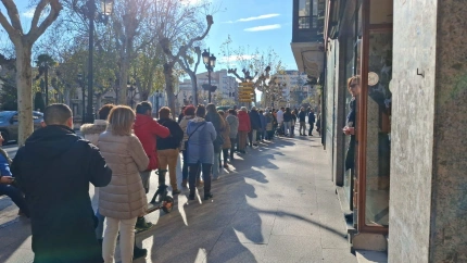 Colas en la administración nº6 de Logroño