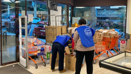 Voluntarios participando en la Gran Recogida en un supermercado de Gadis