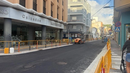 La zona entre las calles Diana y Colón ya cuenta con el nuevo asfaltado, a la espera de algunos matices y pintura final antes de abrir al tráfico este viernes