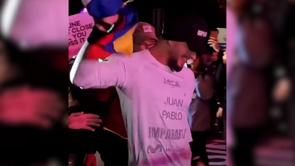 Juan Pablo cruzando la línea de meta de la maratón de Nueva York