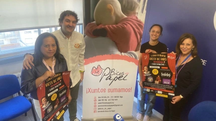 Bea y Natalia, de la Asociación Bicos de Papel, junto a la jefa de servicio de humanización y atención al paciente del CHUO, Belén Piñeiro en los estudios de COPE Ourense