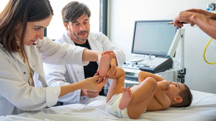 La SPG50 es una enfermedad grave que provoca serios retrasos en el desarrollo motor y cognitivo, afecta el lenguaje y causa microcefalia.