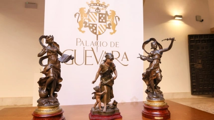 Imagen de las tres estatuillas restauradas, que se incorporarán al museo del Palacio de Guevara