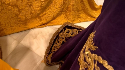 Detalle de la tónica de una de las túnicas del Rescate