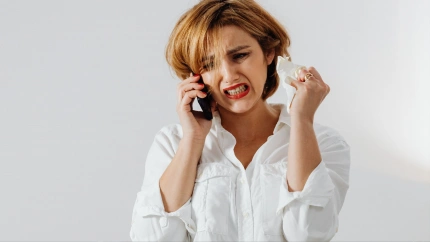 Una mujer habla por teléfono