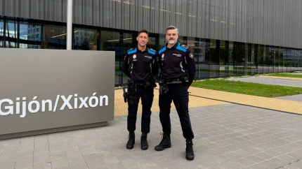 Los agentes de la Policía Local de Gijón, Félix Rodríguez y David Aguado, delante de la Jefatura