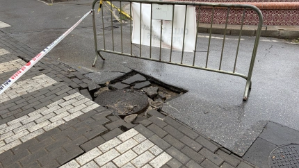 Desperfectos en la calzada de la plaza de Espronceda