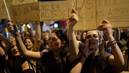 Decenas de personas durante la manifestación del 8M, a 8 de marzo de 2024, en Barcelona