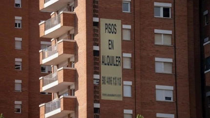 Cartel de alquiler de viviendas en la fachada de un edificio