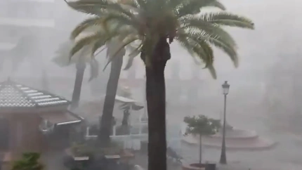 Temporal azotando la Plaza de Espronceda, en Almendralejo