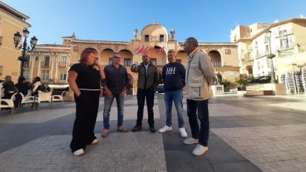 Miembros de la plataforma STOP Biogás ante el Ayuntamiento de Lorca