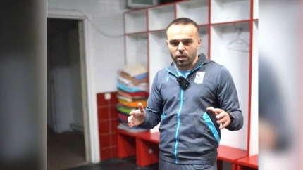 El miembro del staff técnico enseña una pila de toallas de diferentes colores