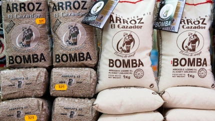 Arroz para paella Bomba a la venta en el Mercado Central de Valencia.