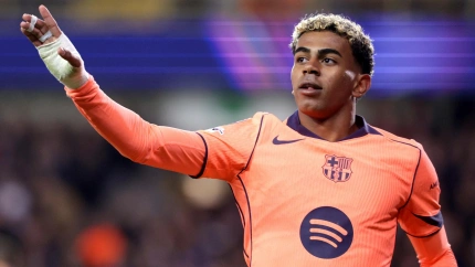 Lamine Yamal del Barcelona celebra tras marcar el segundo gol de su equipo durante el partido de la fase de grupos de la Liga de Campeones de la UEFA entre el Club Brujas KV y el FC Barcelona, en Brujas.