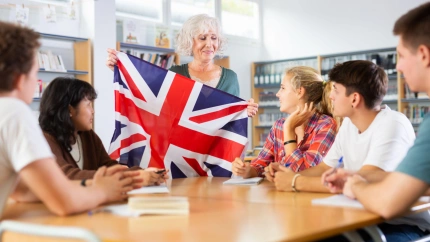 Fotografía recurso de profesora de inglés en el aula