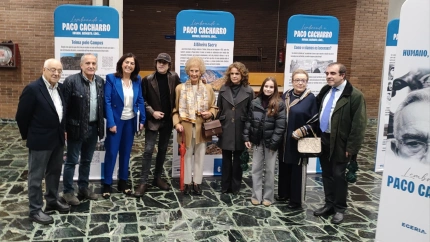 Foto de familia de Elena Candia y Xulio Xiz con la viuda e hijos de Cacharro Pardo