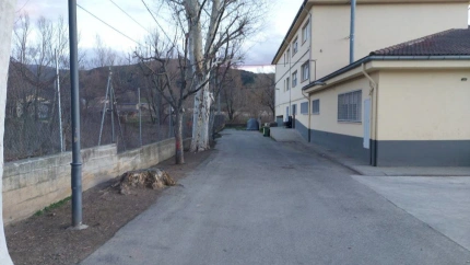 El mur de formigó que voreja l'escola Albert Vives de la Seu d'Urgell