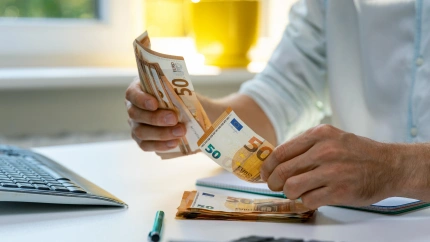 Imagen de recurso de un hombre con un sobre de billetes de 50 euros