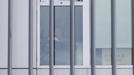 Agentes de la Unidad de Delincuencia Económica y Fiscal (Udef) de la Policía Nacional en las dependencias de la Policía Local de Granada