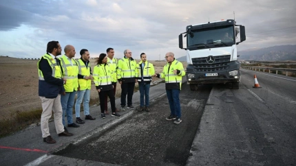 La consejera de Fomento, Rocío Díaz, ha visitado el inicio de la renovación del firme entre Otura y La Malahá, en el cinturón de Granada