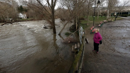 Imagen de archivo del crecimiento del caudal en el río Arga por lluvias en febrero de 2024.