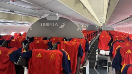 La nueva camiseta de la Selección Española para el Mundial 2026 que Iberia ha regalado a los pasajeros del vuelo IB307 Madrid–México